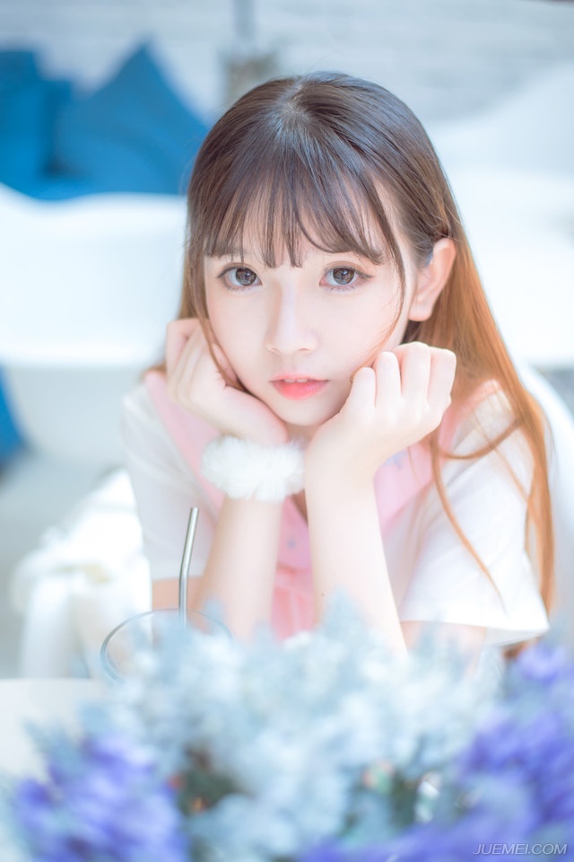 世界上最遥远的距离不是树与树的距离，而是同根生长的树枝，却无法在风中相依。世界上最遥远的距离，不是生与死，而是我就站在你面前，你却不知道我爱你。